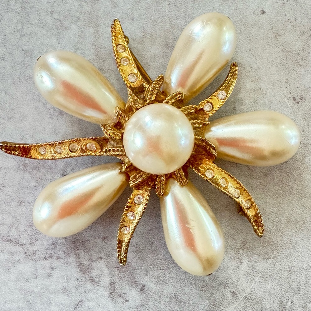 VINTAGE CAROL DAUPLAISE HUGE FAUX PEARL AND RHINESTONE BROOCH